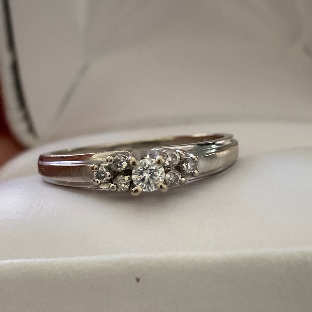 14k Elegant white gold  Diamond Ring - Picture 4 of 11